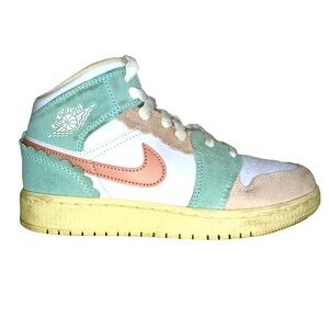 AIR JORDAN RETRO 1 MID SE “PINK OXFORD” KIDS SNEAKERS